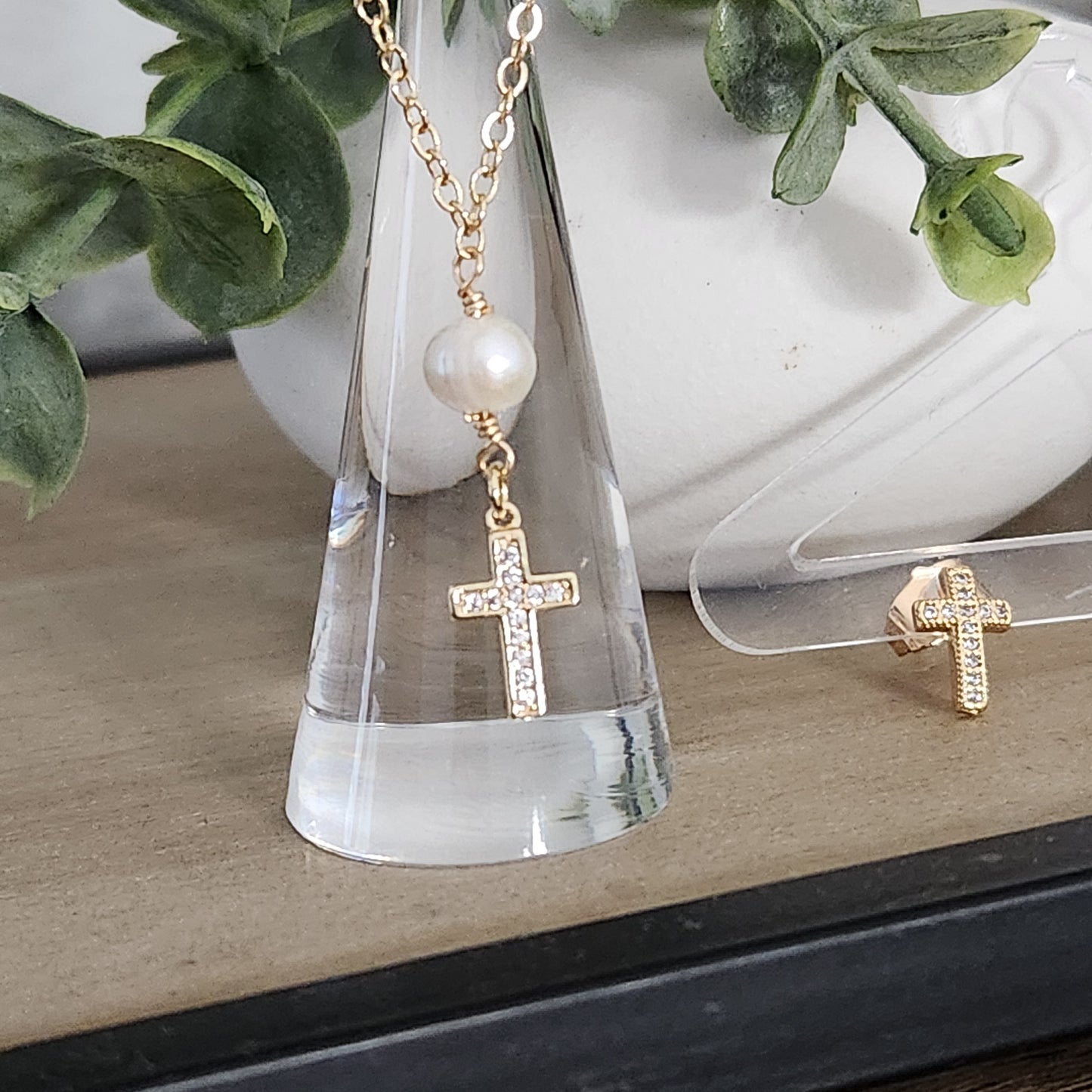 Single Pearl Cross